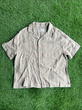 No Boundaries Men's Short Sleeve Button-Up Shirt in Beige and Light Brown